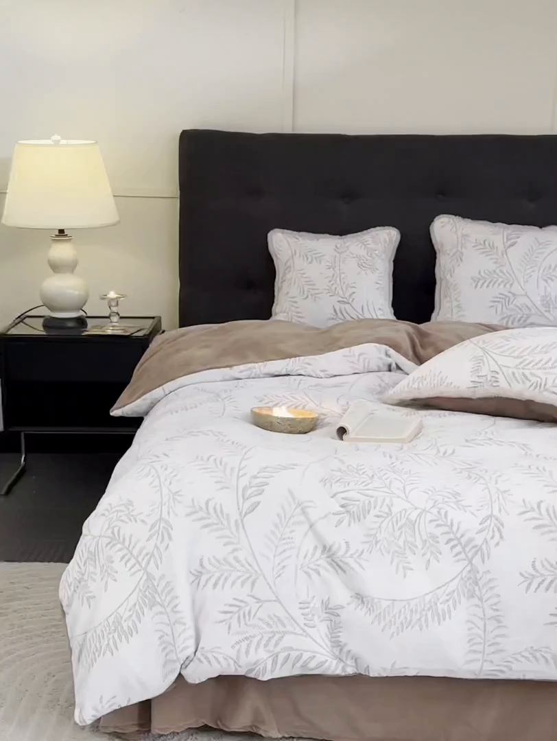 91家纺网 家纺一手货源 找家纺 玉宇阁家居 2025新款230g高克重牛奶绒立体提花雕花四件套-雪松之境（178/248/268/268/268/288（券后控价） 床笠款套件可定制（适用于 10-22cm 高床垫）） 雪松之境-美