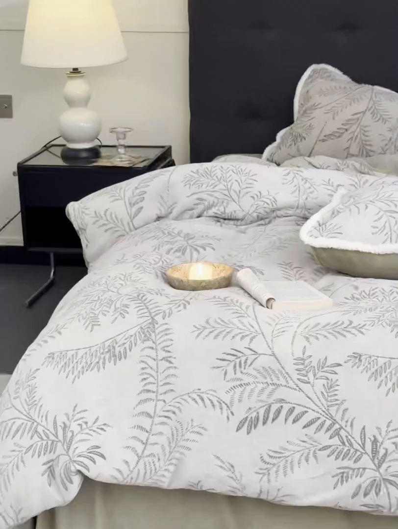 91家纺网 家纺一手货源 找家纺 玉宇阁家居 2025新款230g高克重牛奶绒立体提花雕花四件套-雪松之境（178/248/268/268/268/288（券后控价） 床笠款套件可定制（适用于 10-22cm 高床垫）） 雪松之境-雪