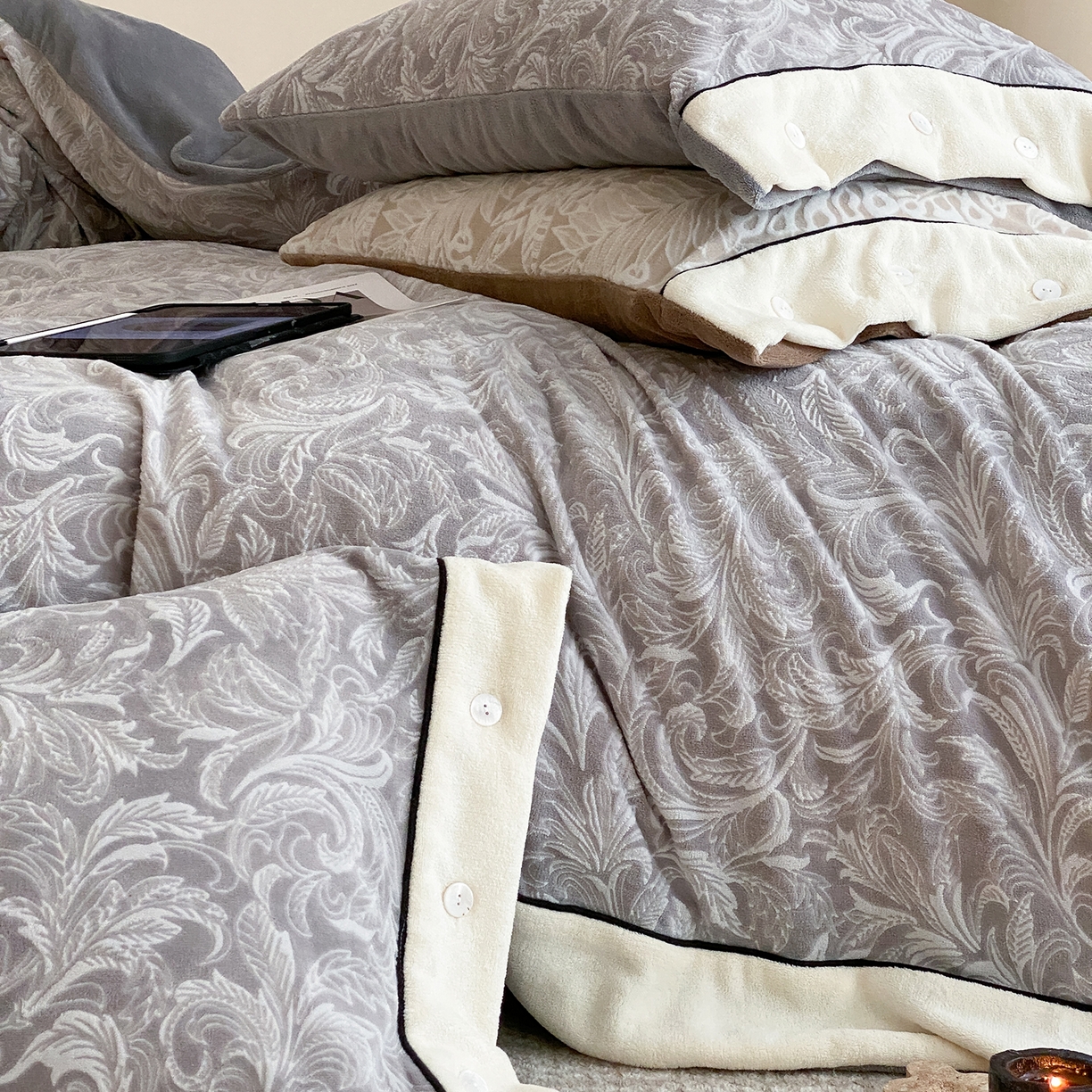 91家纺网 家纺一手货源 找家纺 （总）玉宇阁家居 2025新款双色提花雕花牛奶绒四件套-云深查白（178/248/268/268/268/288（券后控价） 床笠款套件可定制（适用于 10-22cm 高床垫））