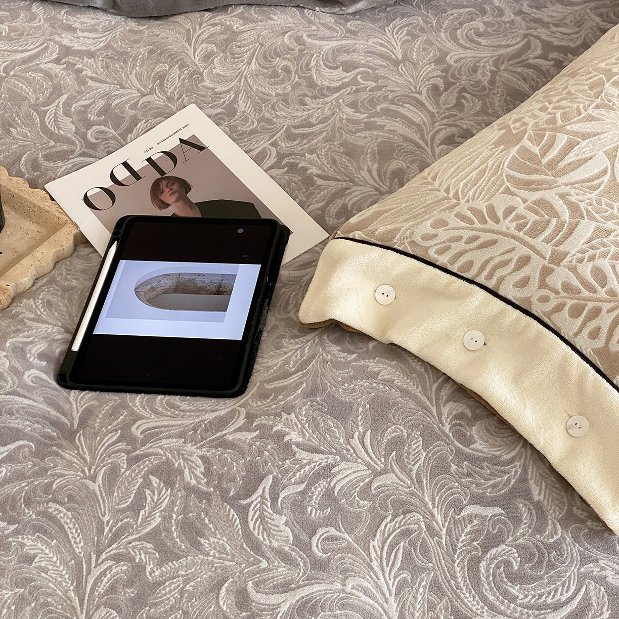 91家纺网 家纺一手货源 找家纺 （总）玉宇阁家居 2025新款双色提花雕花牛奶绒四件套-云深查白（178/248/268/268/268/288（券后控价） 床笠款套件可定制（适用于 10-22cm 高床垫））