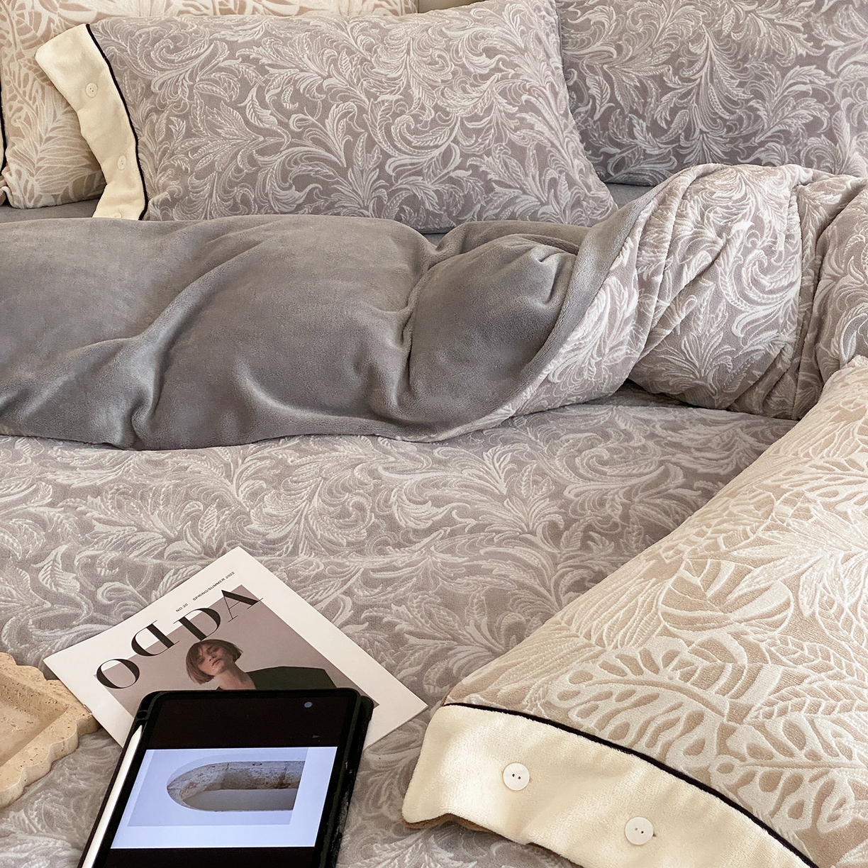 91家纺网 家纺一手货源 找家纺 （总）玉宇阁家居 2025新款双色提花雕花牛奶绒四件套-云深查白（178/248/268/268/268/288（券后控价） 床笠款套件可定制（适用于 10-22cm 高床垫））