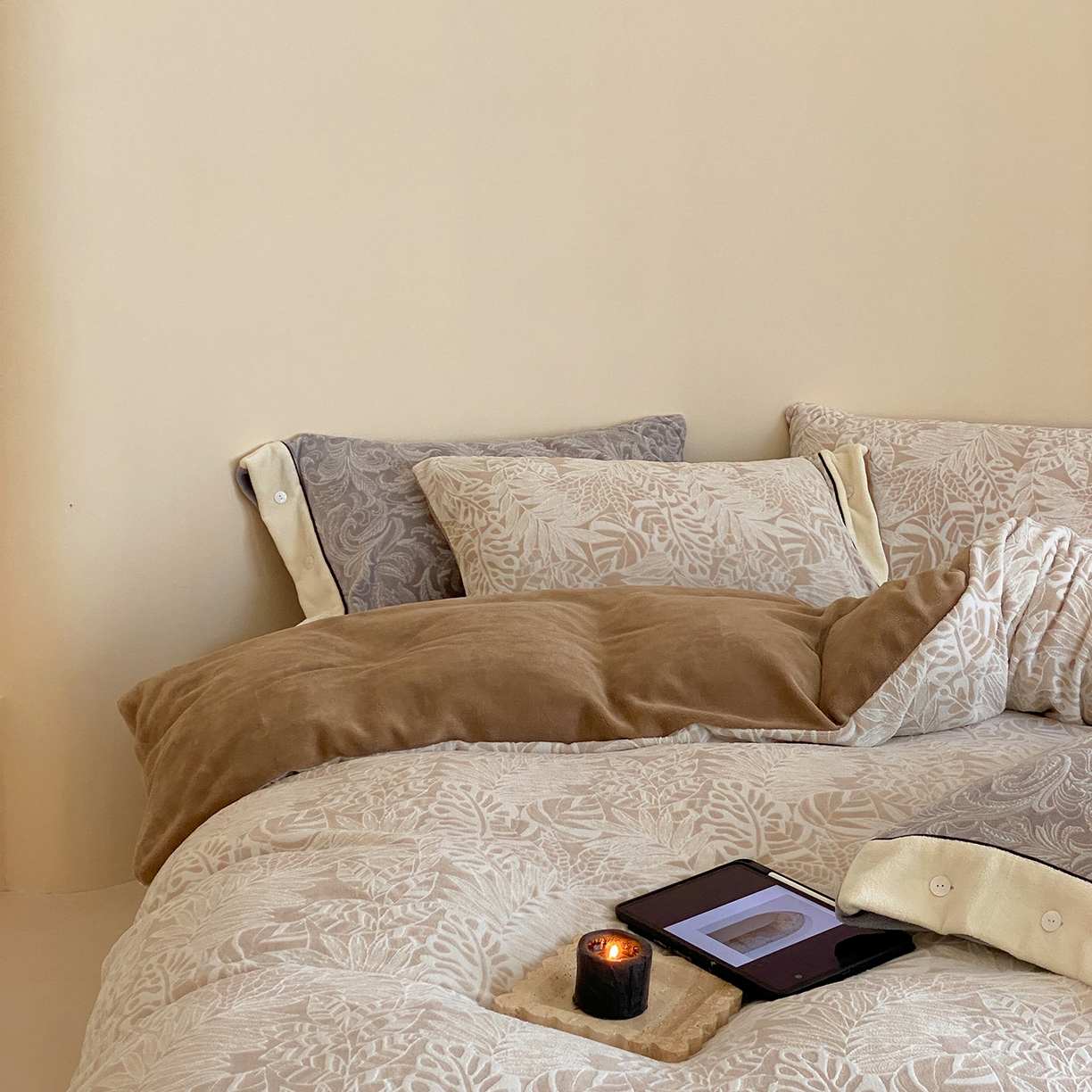 91家纺网 家纺一手货源 找家纺 玉宇阁家居 2025新款双色提花雕花牛奶绒四件套-云深查白（178/248/268/268/268/288（券后控价） 床笠款套件可定制（适用于 10-22cm 高床垫）） 云深查白-乌木棕