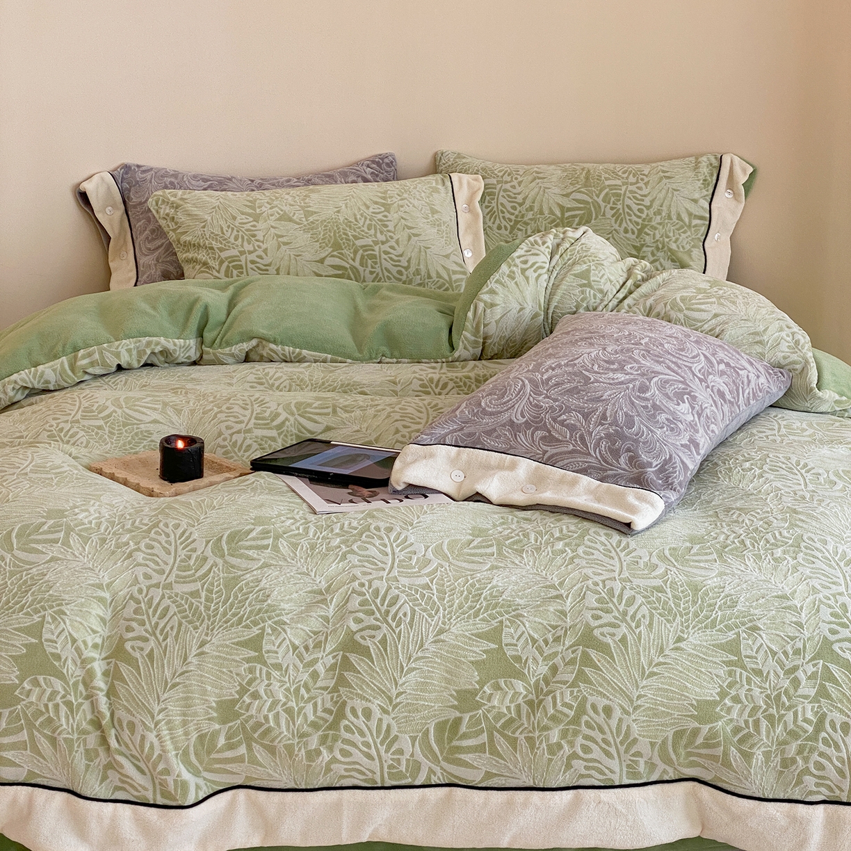 91家纺网 家纺一手货源 找家纺 玉宇阁家居 2025新款双色提花雕花牛奶绒四件套-云深查白（178/248/268/268/268/288（券后控价） 床笠款套件可定制（适用于 10-22cm 高床垫）） 云深查白-空山绿