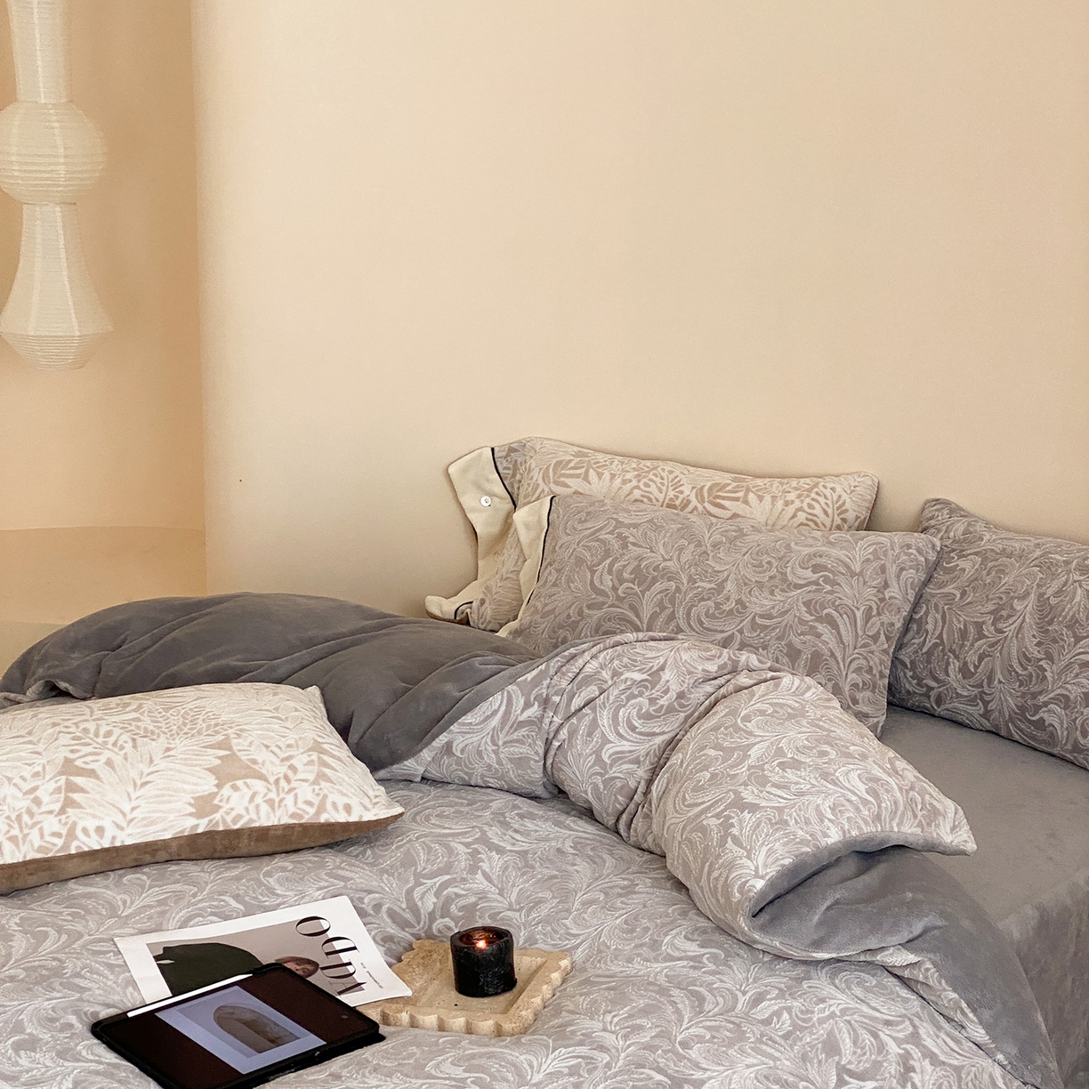 91家纺网 家纺一手货源 找家纺 玉宇阁家居 2025新款双色提花雕花牛奶绒四件套-云深查白（178/248/268/268/268/288（券后控价） 床笠款套件可定制（适用于 10-22cm 高床垫）） 云深查白-薄雾灰