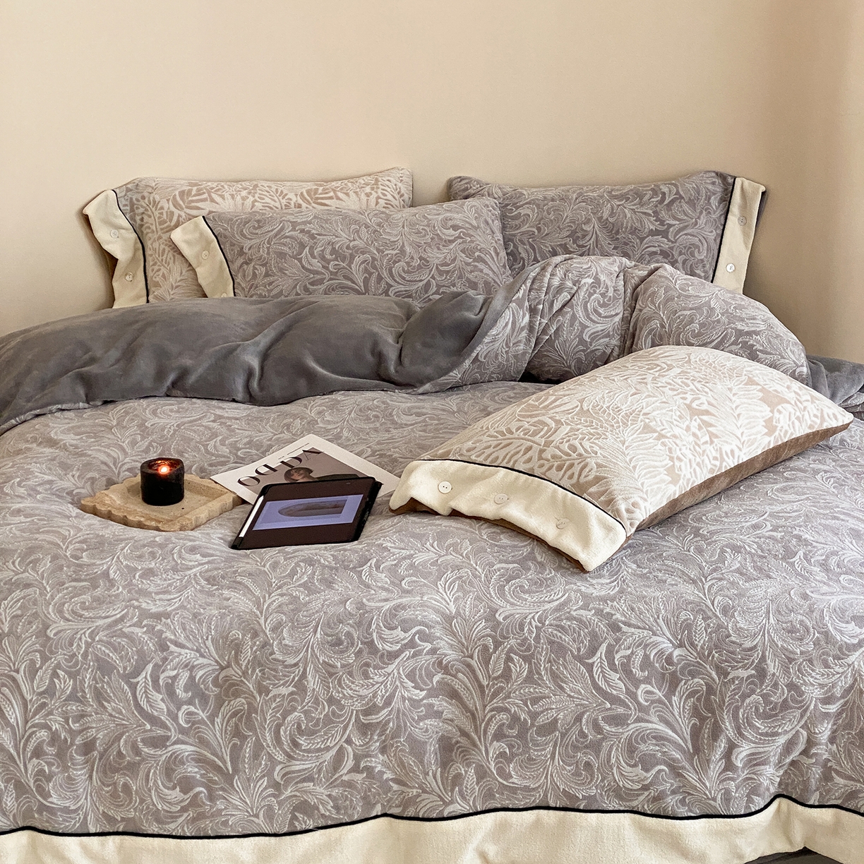 91家纺网 家纺一手货源 找家纺 玉宇阁家居 2025新款双色提花雕花牛奶绒四件套-云深查白（178/248/268/268/268/288（券后控价） 床笠款套件可定制（适用于 10-22cm 高床垫）） 云深查白-薄雾灰