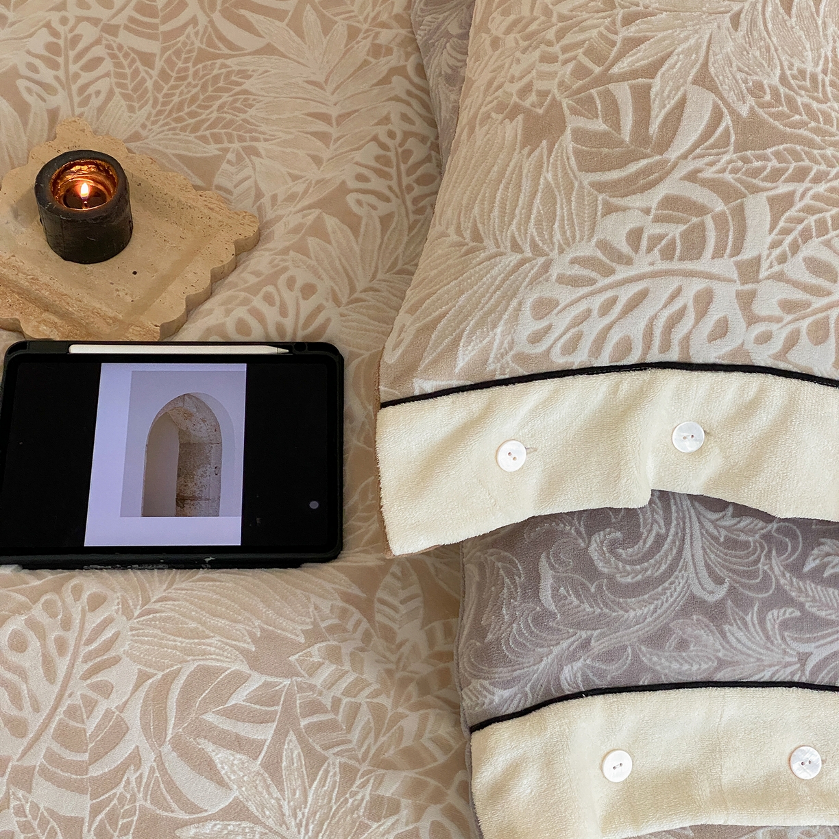 91家纺网 家纺一手货源 找家纺 玉宇阁家居 2025新款双色提花雕花牛奶绒四件套-云深查白（178/248/268/268/268/288（券后控价） 床笠款套件可定制（适用于 10-22cm 高床垫）） 云深查白-乌木棕