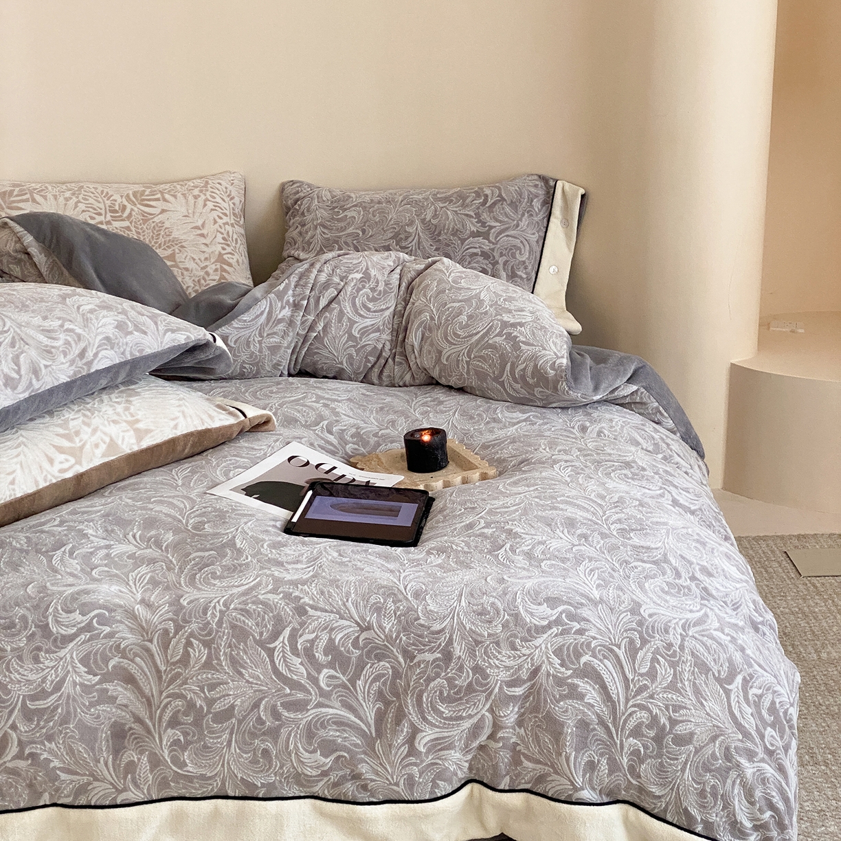 91家纺网 家纺一手货源 找家纺 玉宇阁家居 2025新款双色提花雕花牛奶绒四件套-云深查白（178/248/268/268/268/288（券后控价） 床笠款套件可定制（适用于 10-22cm 高床垫）） 云深查白-薄雾灰