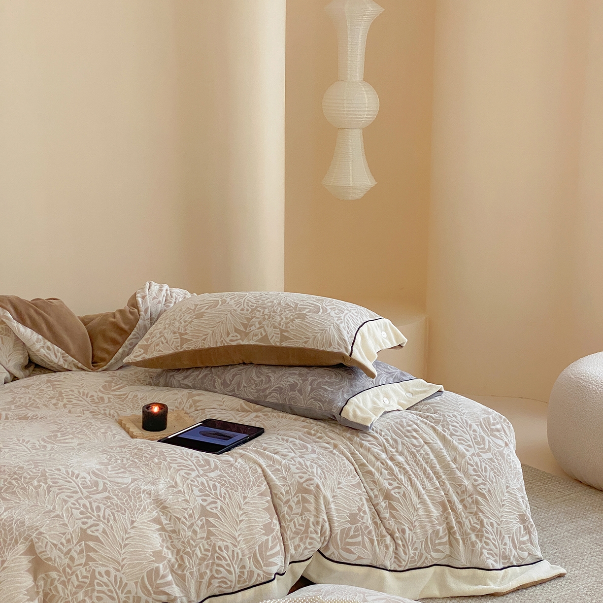 91家纺网 家纺一手货源 找家纺 玉宇阁家居 2025新款双色提花雕花牛奶绒四件套-云深查白（178/248/268/268/268/288（券后控价） 床笠款套件可定制（适用于 10-22cm 高床垫）） 云深查白-乌木棕