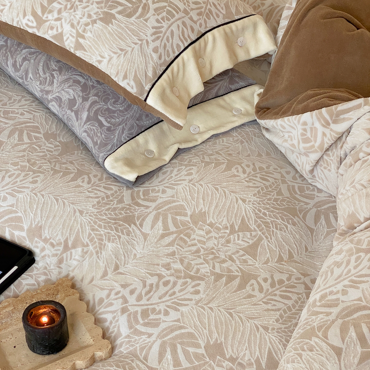 91家纺网 家纺一手货源 找家纺 玉宇阁家居 2025新款双色提花雕花牛奶绒四件套-云深查白（178/248/268/268/268/288（券后控价） 床笠款套件可定制（适用于 10-22cm 高床垫）） 云深查白-乌木棕