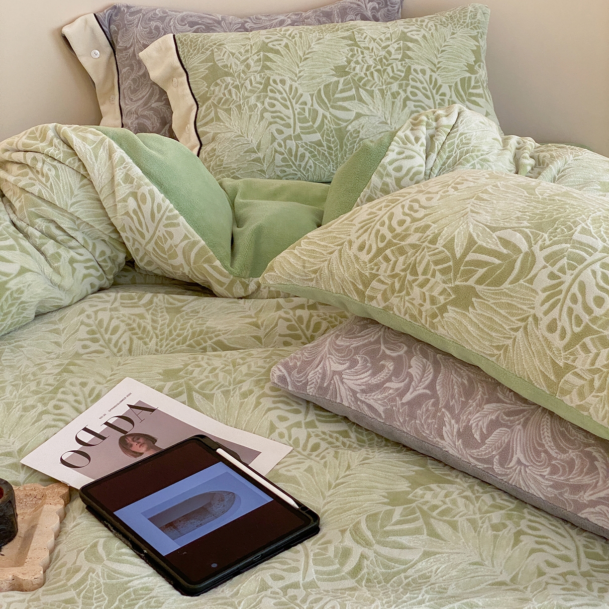 91家纺网 家纺一手货源 找家纺 玉宇阁家居 2025新款双色提花雕花牛奶绒四件套-云深查白（178/248/268/268/268/288（券后控价） 床笠款套件可定制（适用于 10-22cm 高床垫）） 云深查白-空山绿