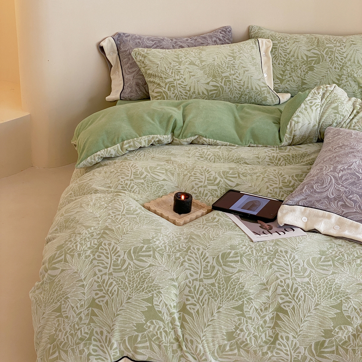 91家纺网 家纺一手货源 找家纺 玉宇阁家居 2025新款双色提花雕花牛奶绒四件套-云深查白（178/248/268/268/268/288（券后控价） 床笠款套件可定制（适用于 10-22cm 高床垫）） 云深查白-空山绿