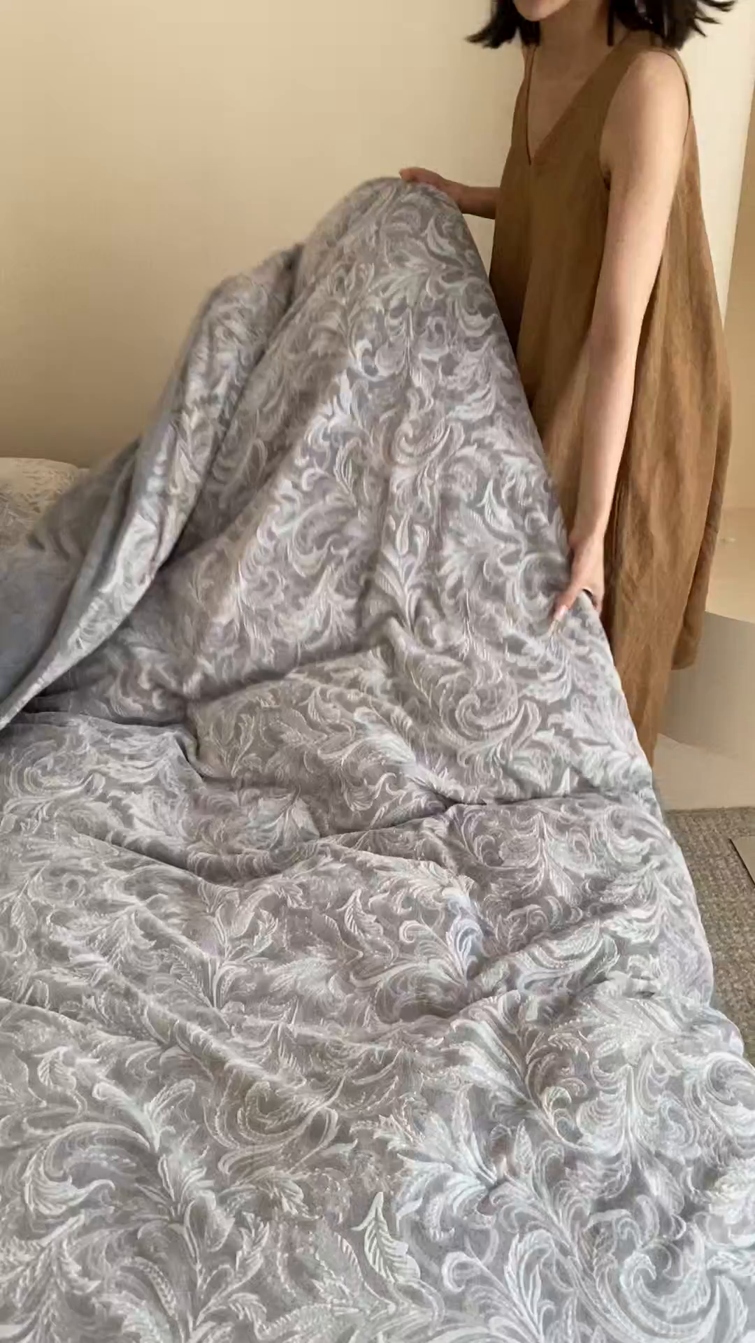 91家纺网 家纺一手货源 找家纺 玉宇阁家居 2025新款双色提花雕花牛奶绒四件套-云深查白（178/248/268/268/268/288（券后控价） 床笠款套件可定制（适用于 10-22cm 高床垫）） 云深查白-薄雾灰