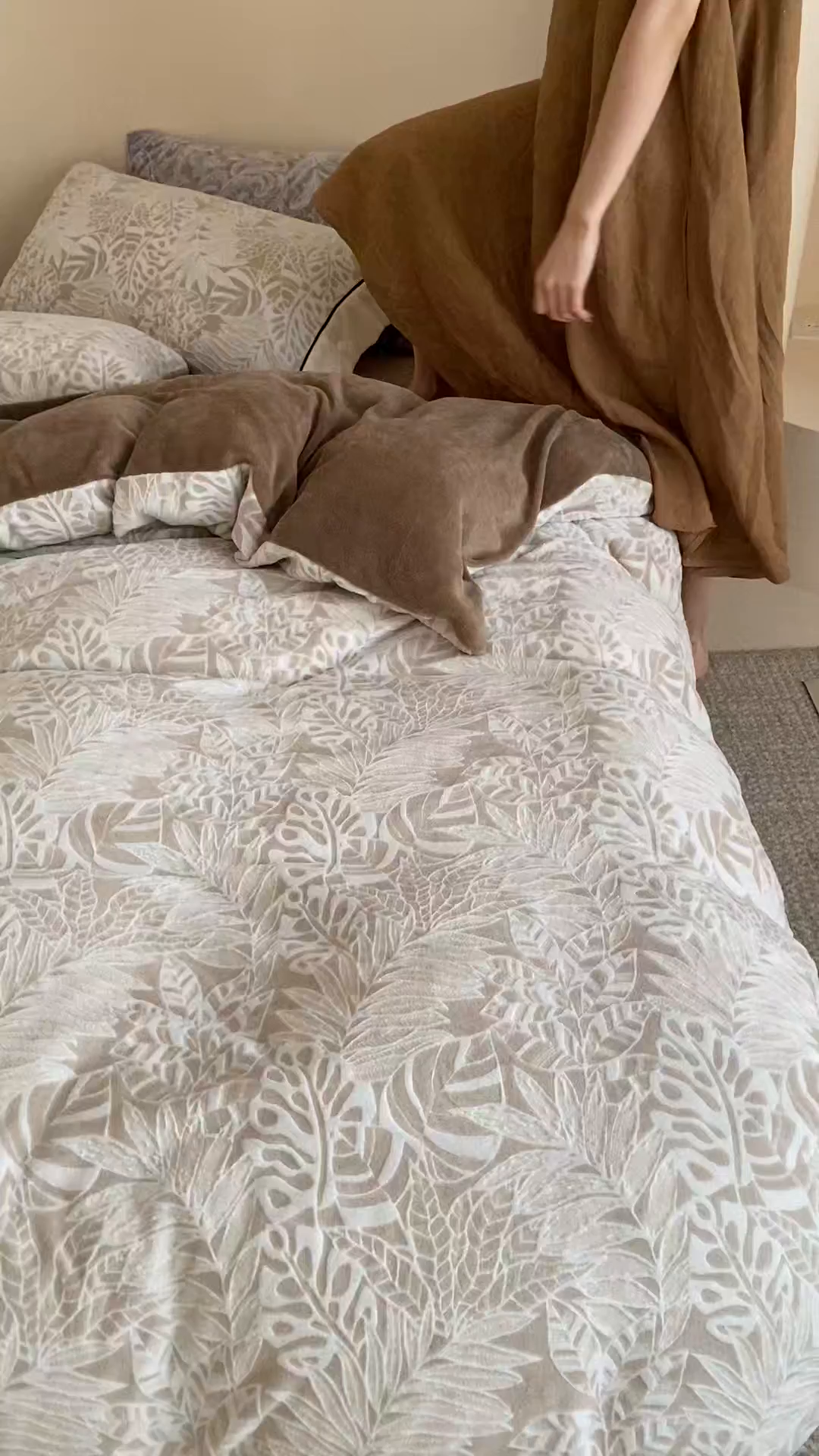 91家纺网 家纺一手货源 找家纺 玉宇阁家居 2025新款双色提花雕花牛奶绒四件套-云深查白（178/248/268/268/268/288（券后控价） 床笠款套件可定制（适用于 10-22cm 高床垫）） 云深查白-乌木棕