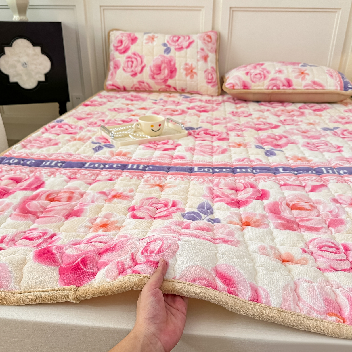 91家纺网 家纺一手货源 找家纺 棉森家纺 2025新款亲肤舒适高克重牛奶绒夹棉床褥床垫垫子 爱相随