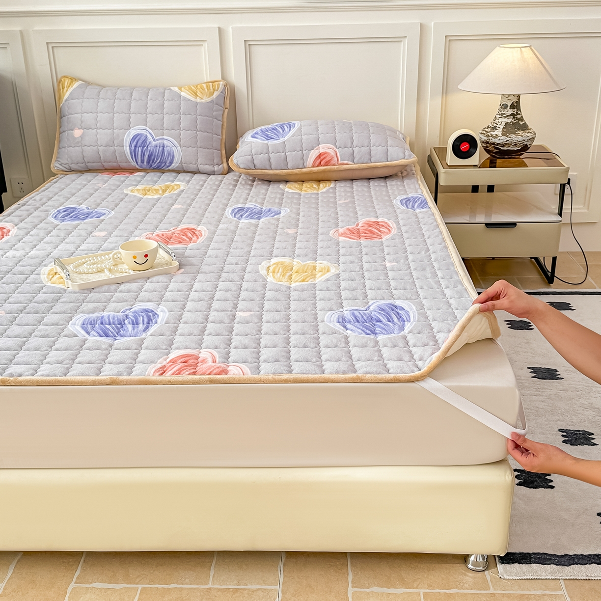 91家纺网 家纺一手货源 找家纺 棉森家纺 2025新款亲肤舒适高克重牛奶绒夹棉床褥床垫垫子 爱心蓝色