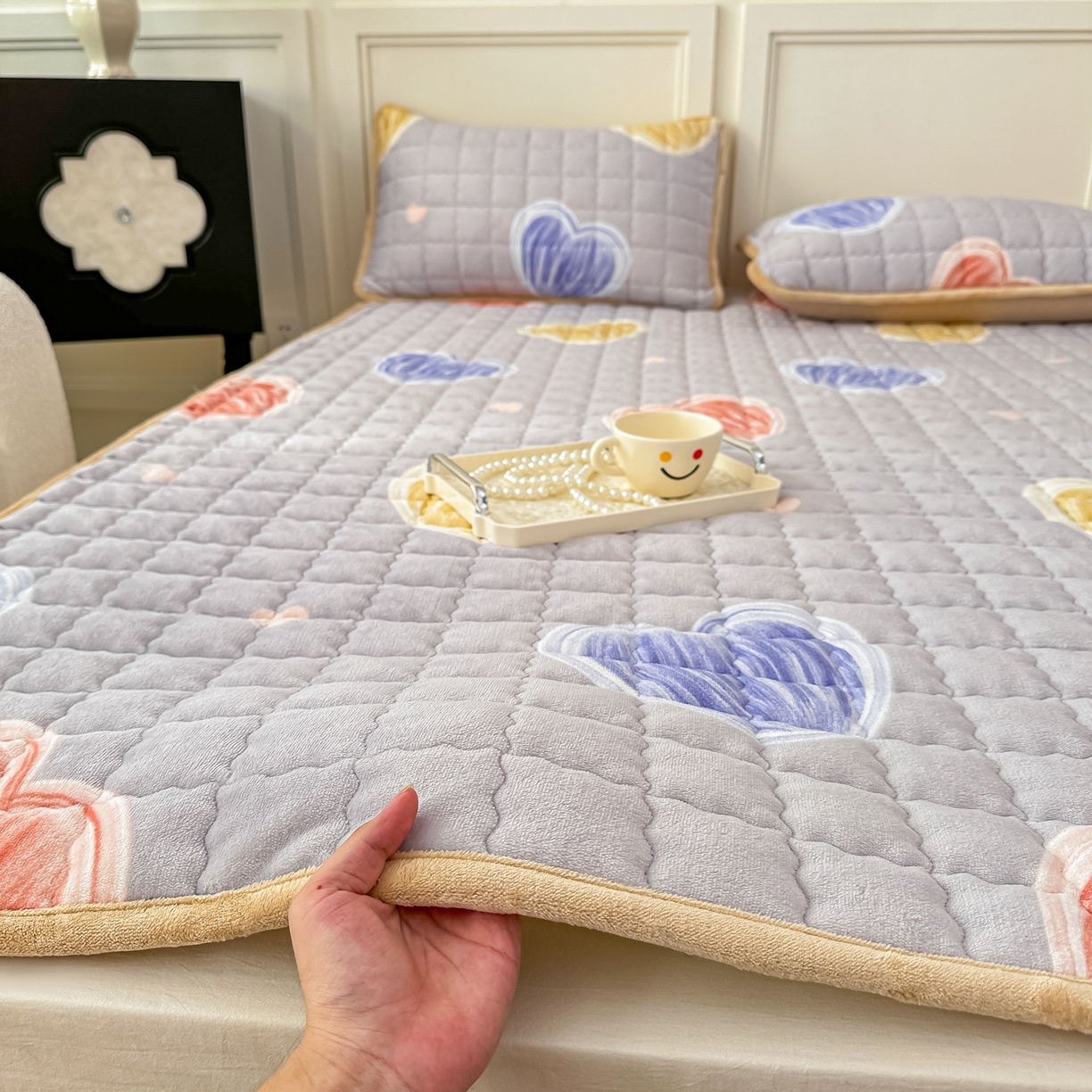 91家纺网 家纺一手货源 找家纺 棉森家纺 2025新款亲肤舒适高克重牛奶绒夹棉床褥床垫垫子 爱心蓝色