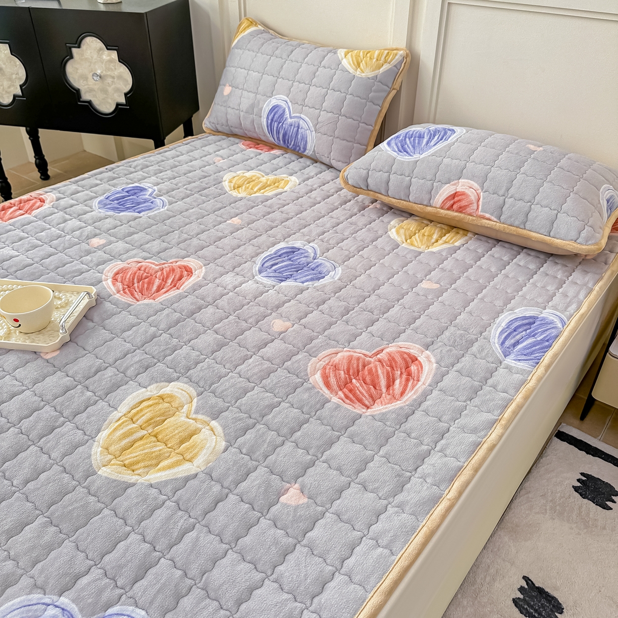 91家纺网 家纺一手货源 找家纺 棉森家纺 2025新款亲肤舒适高克重牛奶绒夹棉床褥床垫垫子 爱心蓝色