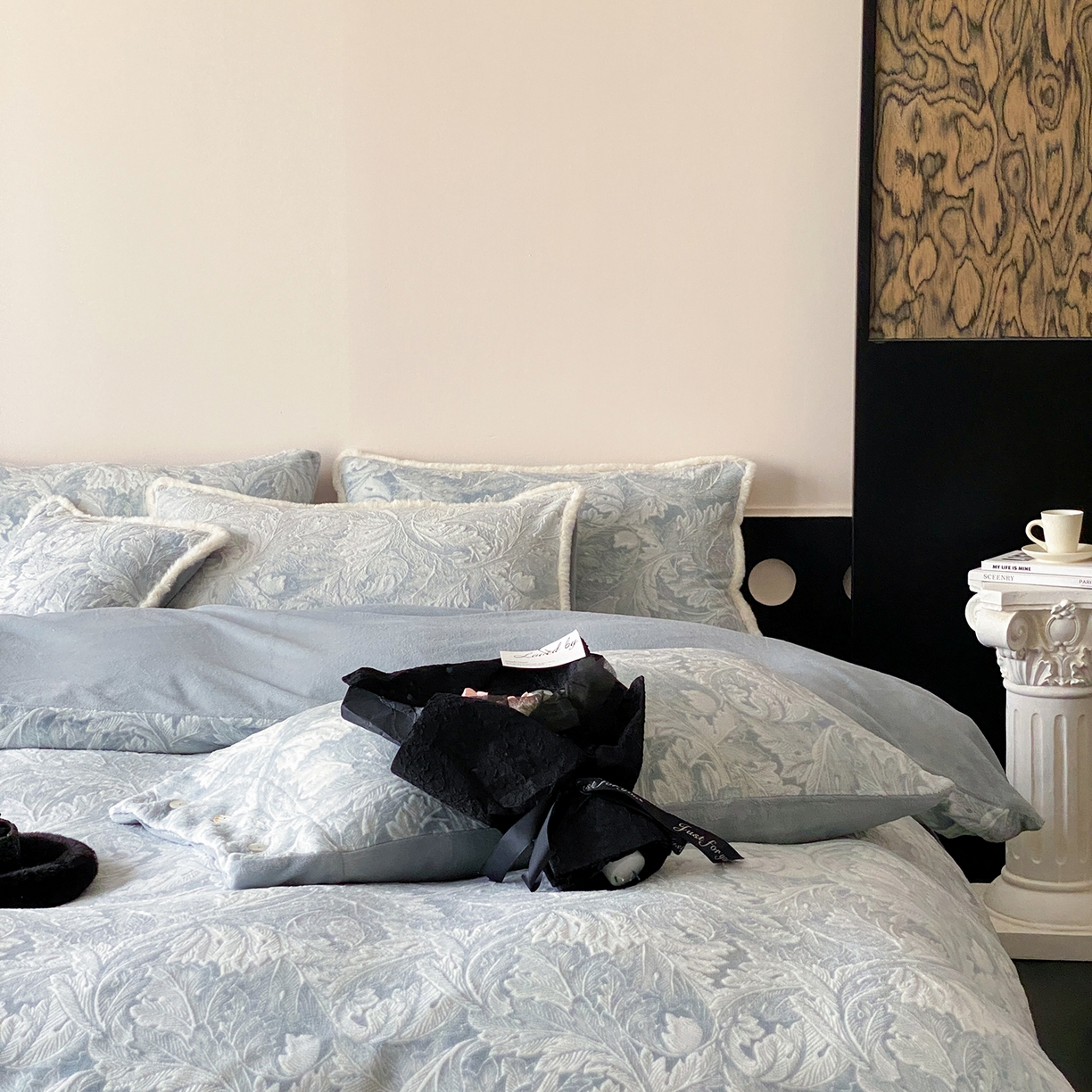 91家纺网 家纺一手货源 找家纺 玉宇阁家居 2025新款双色提花雕花牛奶绒四件套-佩里斯午后（178/248/268/268/268/288（券后控价） 床笠款套件可定制（适用于 10-22cm 高床垫）） 佩里斯午后-晴山蓝