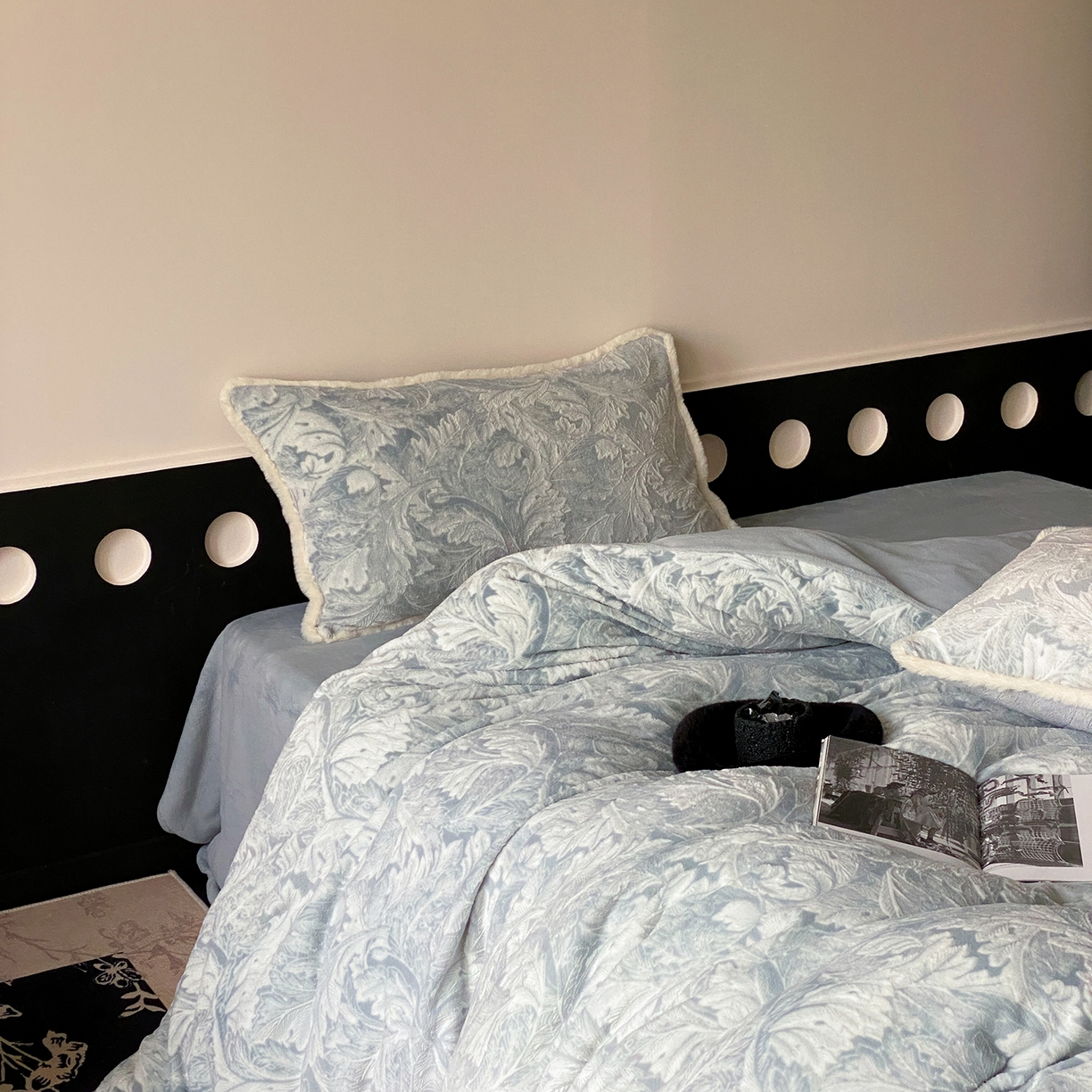 91家纺网 家纺一手货源 找家纺 玉宇阁家居 2025新款双色提花雕花牛奶绒四件套-佩里斯午后（178/248/268/268/268/288（券后控价） 床笠款套件可定制（适用于 10-22cm 高床垫）） 佩里斯午后-晴山蓝