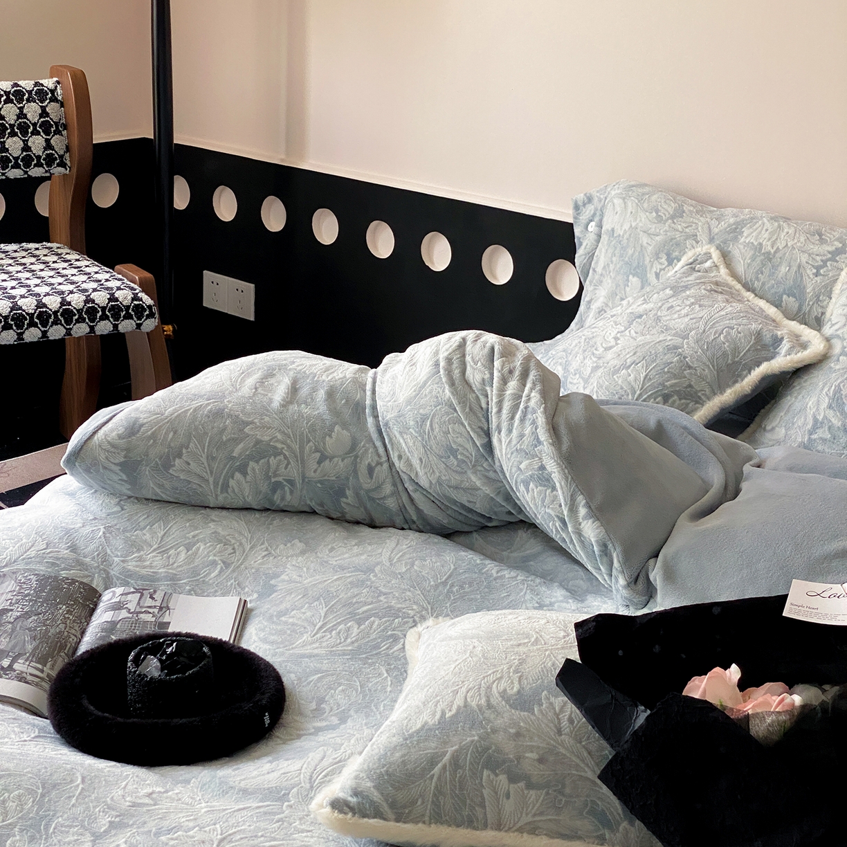 91家纺网 家纺一手货源 找家纺 玉宇阁家居 2025新款双色提花雕花牛奶绒四件套-佩里斯午后（178/248/268/268/268/288（券后控价） 床笠款套件可定制（适用于 10-22cm 高床垫）） 佩里斯午后-晴山蓝