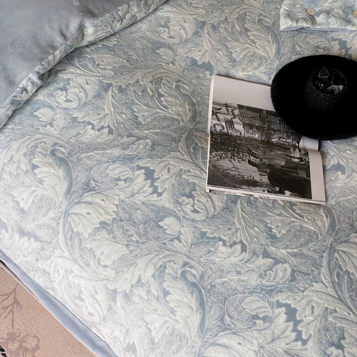 91家纺网 家纺一手货源 找家纺 玉宇阁家居 2025新款双色提花雕花牛奶绒四件套-佩里斯午后（178/248/268/268/268/288（券后控价） 床笠款套件可定制（适用于 10-22cm 高床垫）） 佩里斯午后-晴山蓝