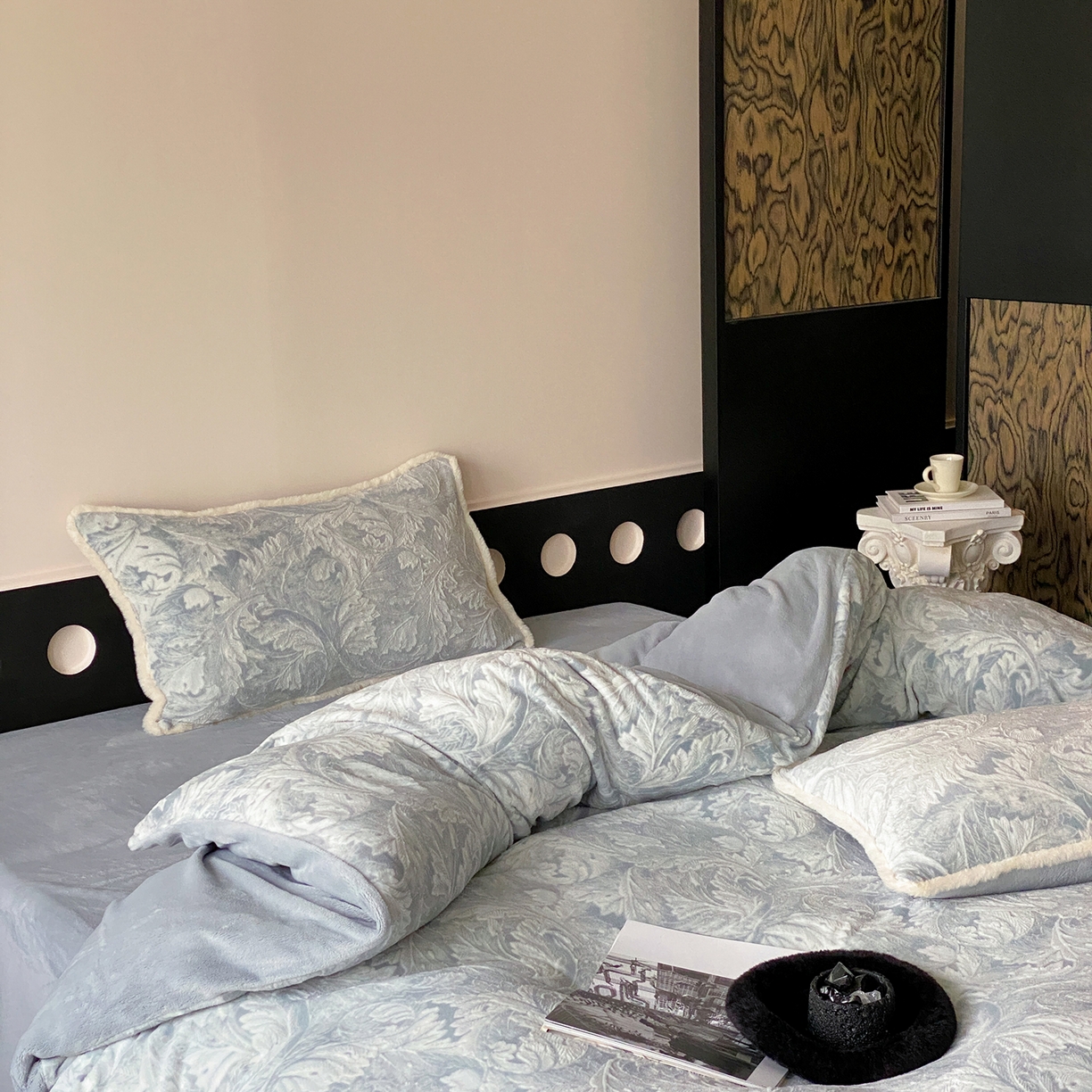 91家纺网 家纺一手货源 找家纺 玉宇阁家居 2025新款双色提花雕花牛奶绒四件套-佩里斯午后（178/248/268/268/268/288（券后控价） 床笠款套件可定制（适用于 10-22cm 高床垫）） 佩里斯午后-晴山蓝