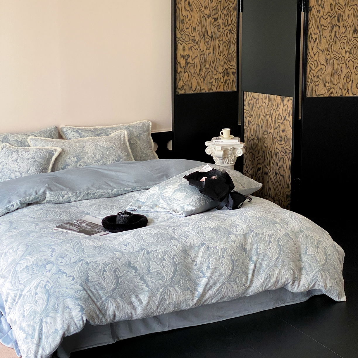 91家纺网 家纺一手货源 找家纺 玉宇阁家居 2025新款双色提花雕花牛奶绒四件套-佩里斯午后（178/248/268/268/268/288（券后控价） 床笠款套件可定制（适用于 10-22cm 高床垫）） 佩里斯午后-晴山蓝