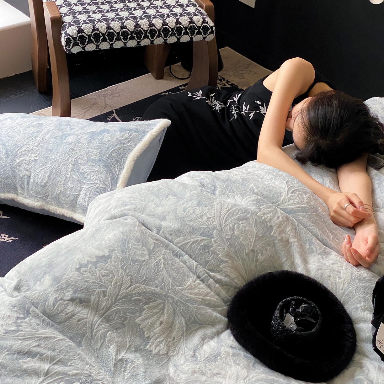 91家纺网 家纺一手货源 找家纺 玉宇阁家居 2025新款双色提花雕花牛奶绒四件套-佩里斯午后（178/248/268/268/268/288（券后控价） 床笠款套件可定制（适用于 10-22cm 高床垫）） 佩里斯午后-晴山蓝