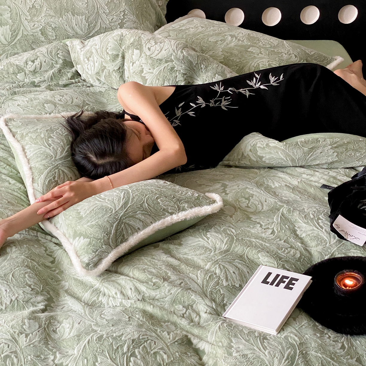 91家纺网 家纺一手货源 找家纺 玉宇阁家居 2025新款双色提花雕花牛奶绒四件套-佩里斯午后（178/248/268/268/268/288（券后控价） 床笠款套件可定制（适用于 10-22cm 高床垫）） 佩里斯午后-春晨绿