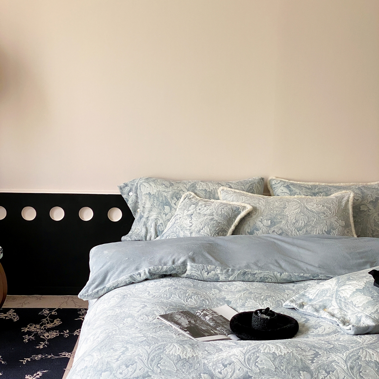 91家纺网 家纺一手货源 找家纺 玉宇阁家居 2025新款双色提花雕花牛奶绒四件套-佩里斯午后（178/248/268/268/268/288（券后控价） 床笠款套件可定制（适用于 10-22cm 高床垫）） 佩里斯午后-晴山蓝