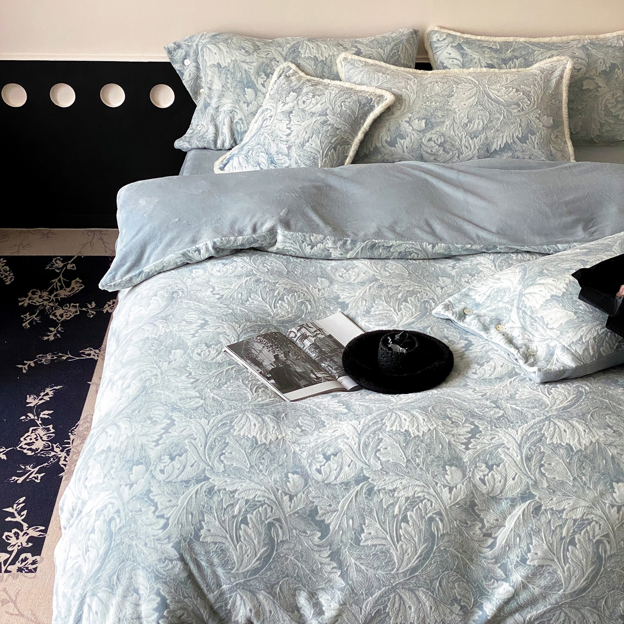 91家纺网 家纺一手货源 找家纺 玉宇阁家居 2025新款双色提花雕花牛奶绒四件套-佩里斯午后（178/248/268/268/268/288（券后控价） 床笠款套件可定制（适用于 10-22cm 高床垫）） 佩里斯午后-晴山蓝