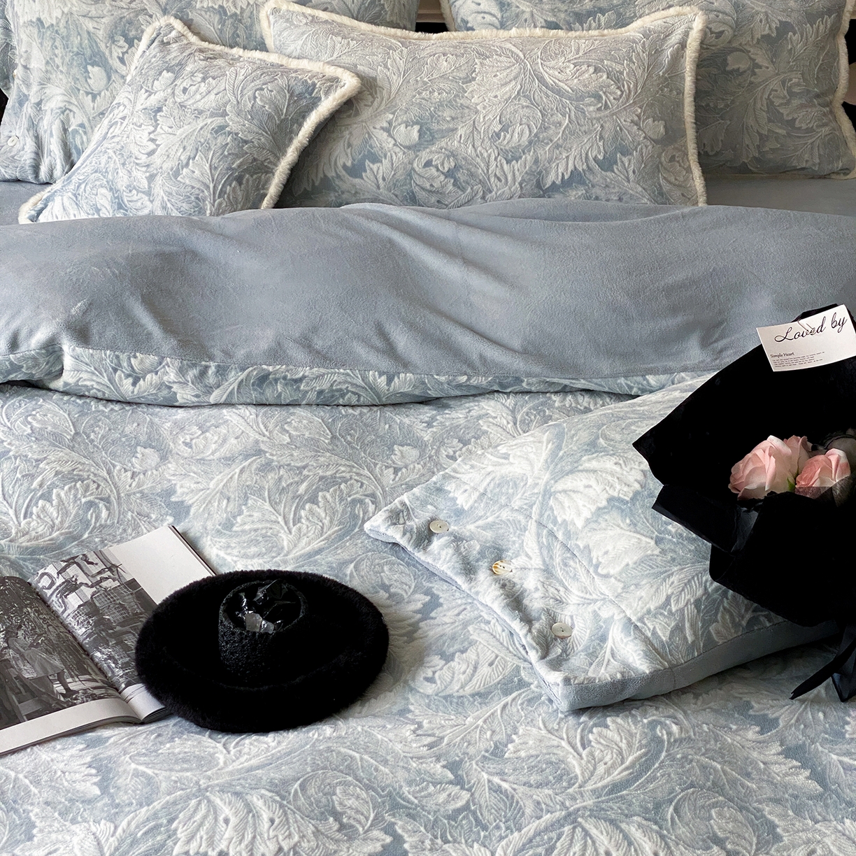 91家纺网 家纺一手货源 找家纺 玉宇阁家居 2025新款双色提花雕花牛奶绒四件套-佩里斯午后（178/248/268/268/268/288（券后控价） 床笠款套件可定制（适用于 10-22cm 高床垫）） 佩里斯午后-晴山蓝