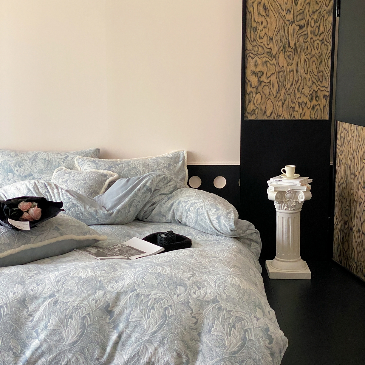 91家纺网 家纺一手货源 找家纺 玉宇阁家居 2025新款双色提花雕花牛奶绒四件套-佩里斯午后（178/248/268/268/268/288（券后控价） 床笠款套件可定制（适用于 10-22cm 高床垫）） 佩里斯午后-晴山蓝