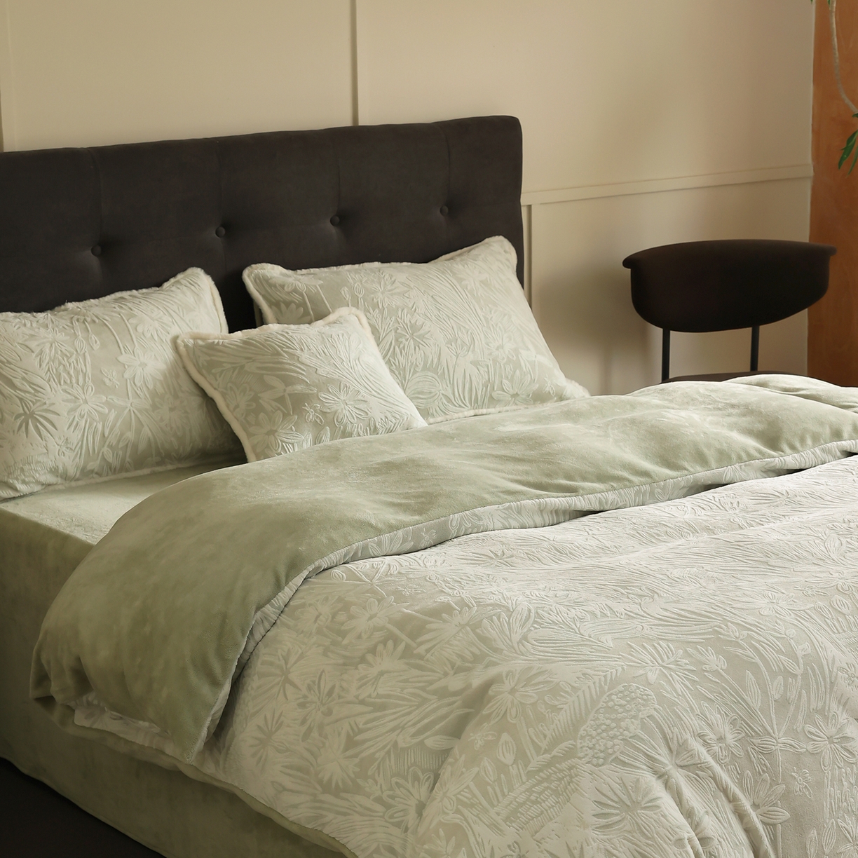 91家纺网 家纺一手货源 找家纺 （总）玉宇阁家居 2025新款双色提花雕花牛奶绒四件套-冷杉森林（178/248/268/268/268/288（券后控价） 床笠款套件可定制（适用于 10-22cm 高床垫））