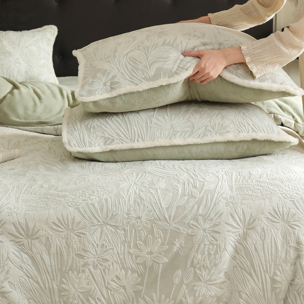 91家纺网 家纺一手货源 找家纺 （总）玉宇阁家居 2025新款双色提花雕花牛奶绒四件套-冷杉森林（178/248/268/268/268/288（券后控价） 床笠款套件可定制（适用于 10-22cm 高床垫））