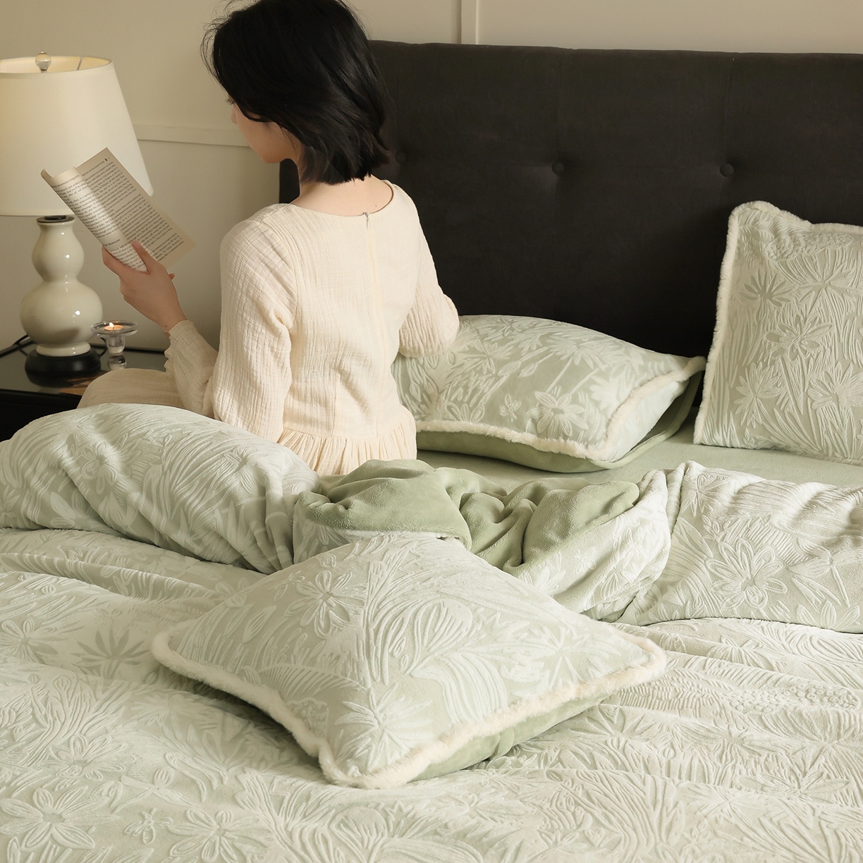 91家纺网 家纺一手货源 找家纺 （总）玉宇阁家居 2025新款双色提花雕花牛奶绒四件套-冷杉森林（178/248/268/268/268/288（券后控价） 床笠款套件可定制（适用于 10-22cm 高床垫））