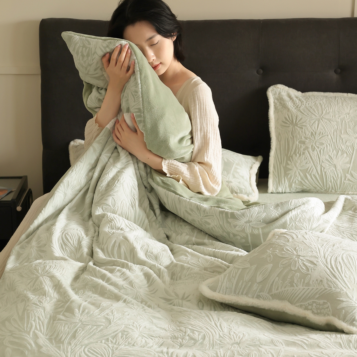 91家纺网 家纺一手货源 找家纺 （总）玉宇阁家居 2025新款双色提花雕花牛奶绒四件套-冷杉森林（178/248/268/268/268/288（券后控价） 床笠款套件可定制（适用于 10-22cm 高床垫））