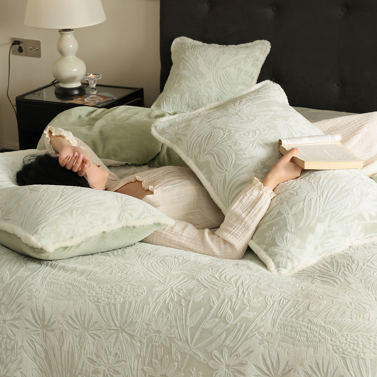 91家纺网 家纺一手货源 找家纺 （总）玉宇阁家居 2025新款双色提花雕花牛奶绒四件套-冷杉森林（178/248/268/268/268/288（券后控价） 床笠款套件可定制（适用于 10-22cm 高床垫））