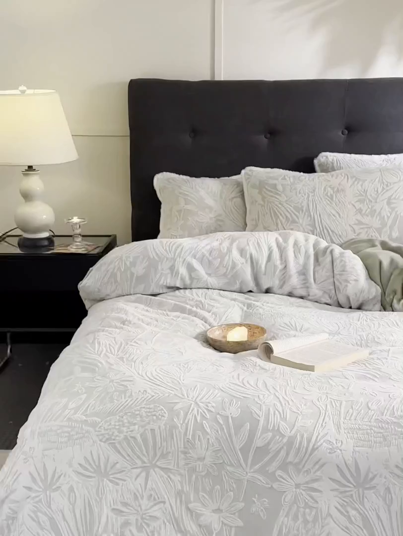 91家纺网 家纺一手货源 找家纺 （总）玉宇阁家居 2025新款双色提花雕花牛奶绒四件套-冷杉森林（178/248/268/268/268/288（券后控价） 床笠款套件可定制（适用于 10-22cm 高床垫））