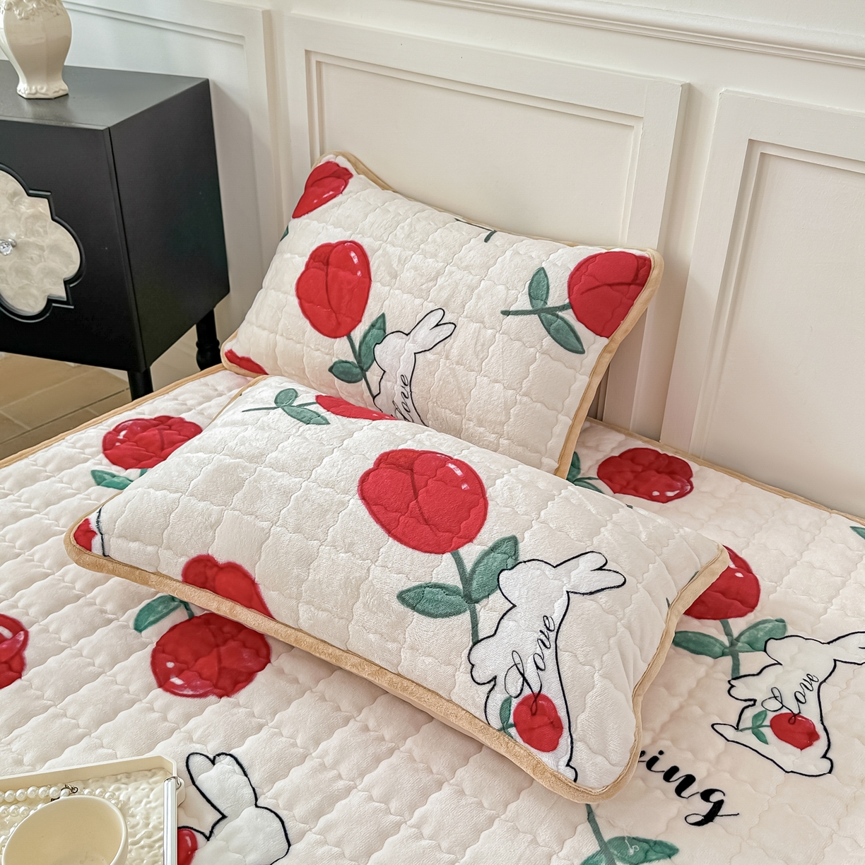 91家纺网 家纺一手货源 找家纺 棉森家纺 2025新款亲肤舒适高克重牛奶绒夹棉床褥床垫垫子 玫瑰兔