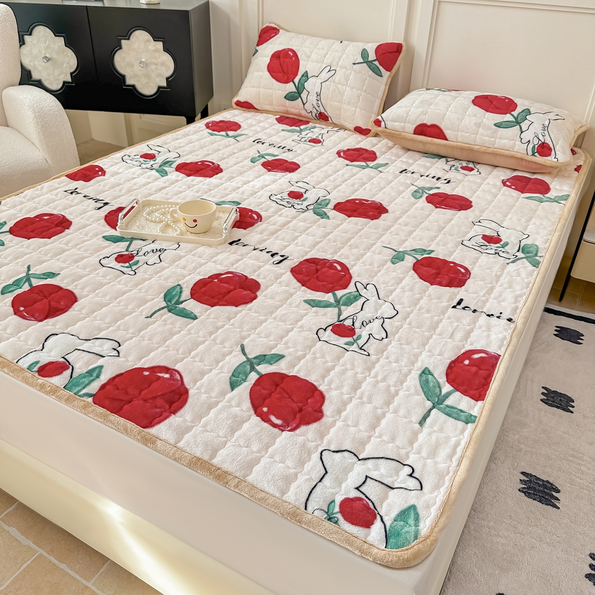 91家纺网 家纺一手货源 找家纺 棉森家纺 2025新款亲肤舒适高克重牛奶绒夹棉床褥床垫垫子 玫瑰兔