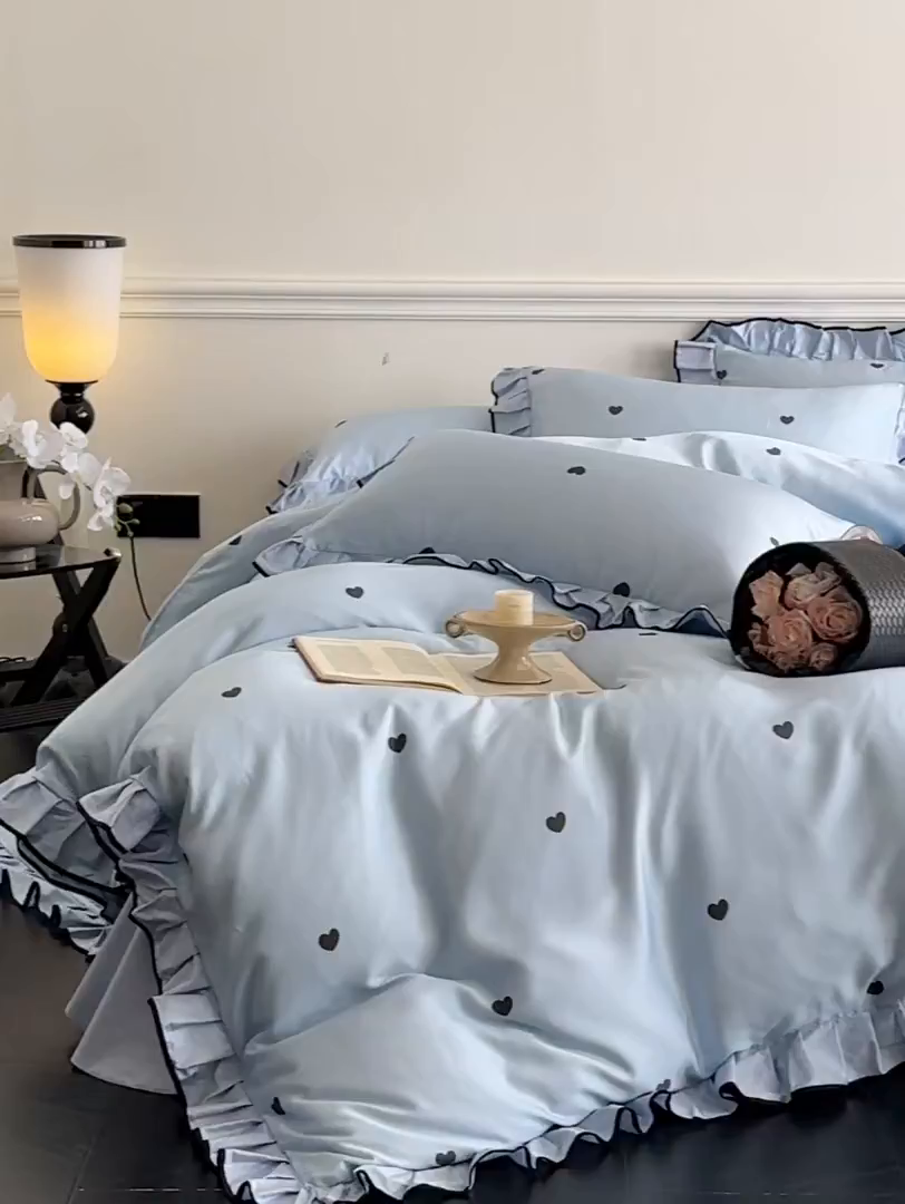 91家纺网 家纺一手货源 找家纺 置顶家纺 2025新款初心蝴蝶结水洗天丝印花四件套 初心-浅蓝