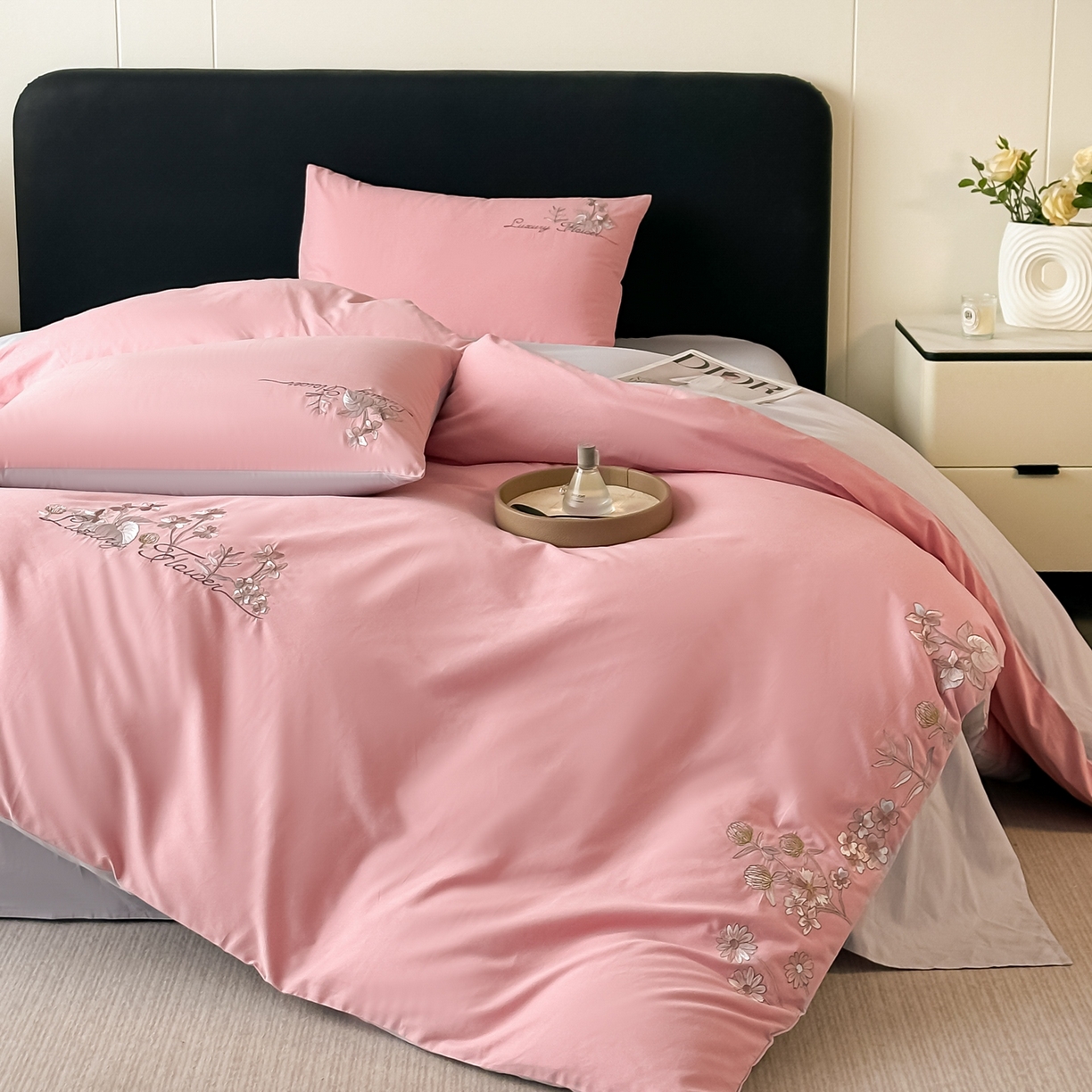 91家纺网 家纺一手货源 找家纺 博之洋婚庆 2025新款全棉纯棉长绒棉贡缎磨毛刺绣四件套不掉毛【高端礼盒】邂逅系列 豆沙灰色