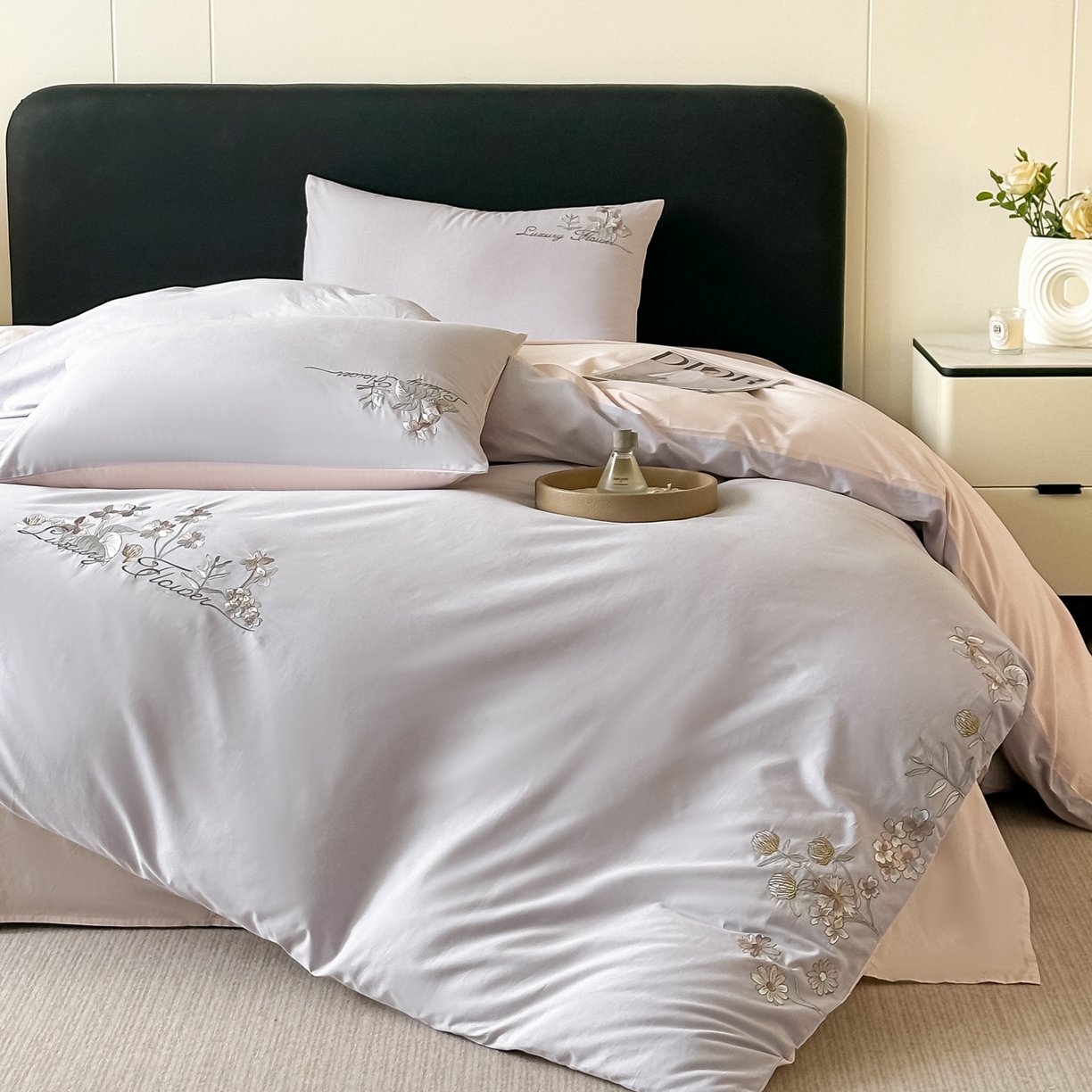 91家纺网 家纺一手货源 找家纺 博之洋婚庆 2025新款全棉纯棉长绒棉贡缎磨毛刺绣四件套不掉毛【高端礼盒】邂逅系列 灰杏色