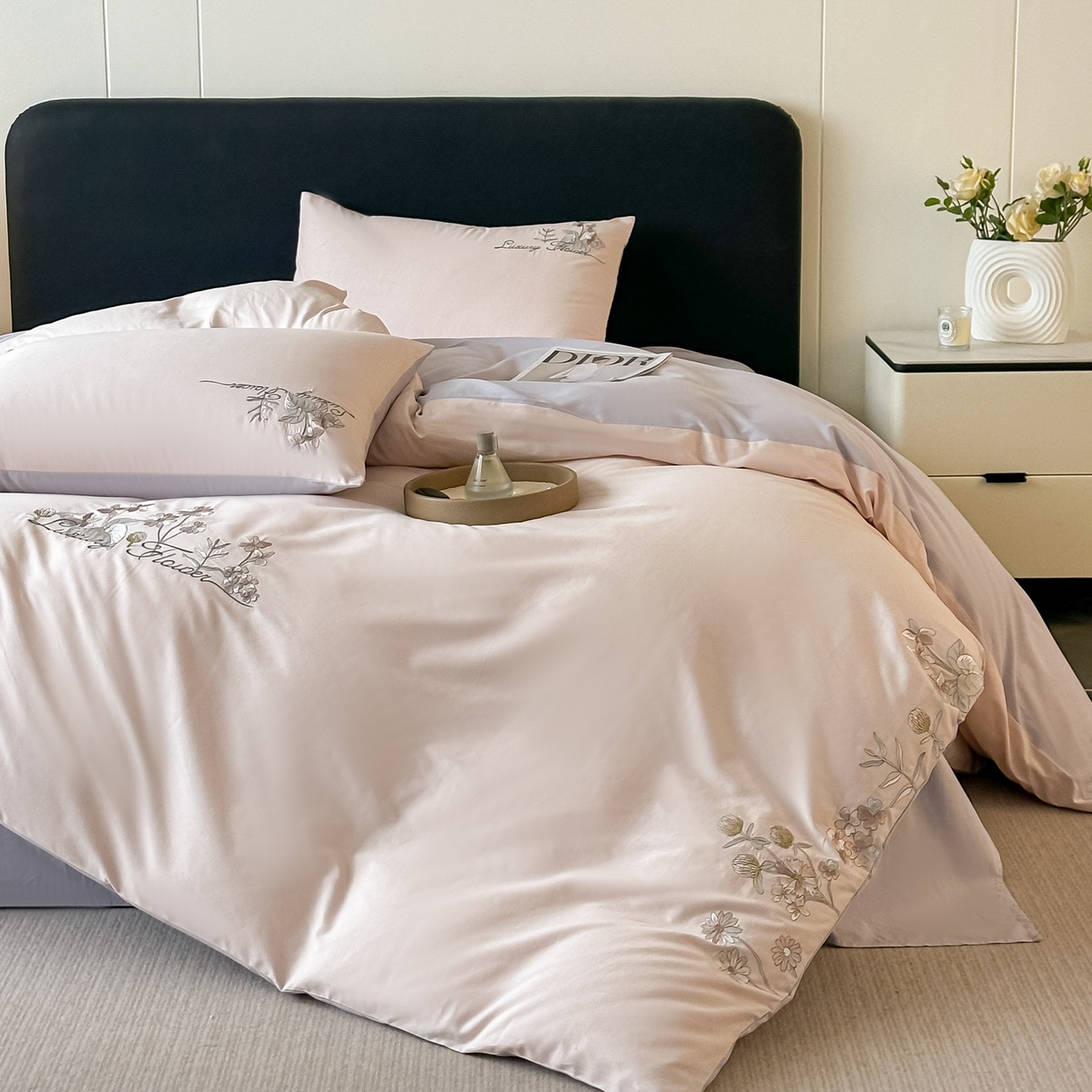 91家纺网 家纺一手货源 找家纺 博之洋婚庆 2025新款全棉纯棉长绒棉贡缎磨毛刺绣四件套不掉毛【高端礼盒】邂逅系列 杏灰色