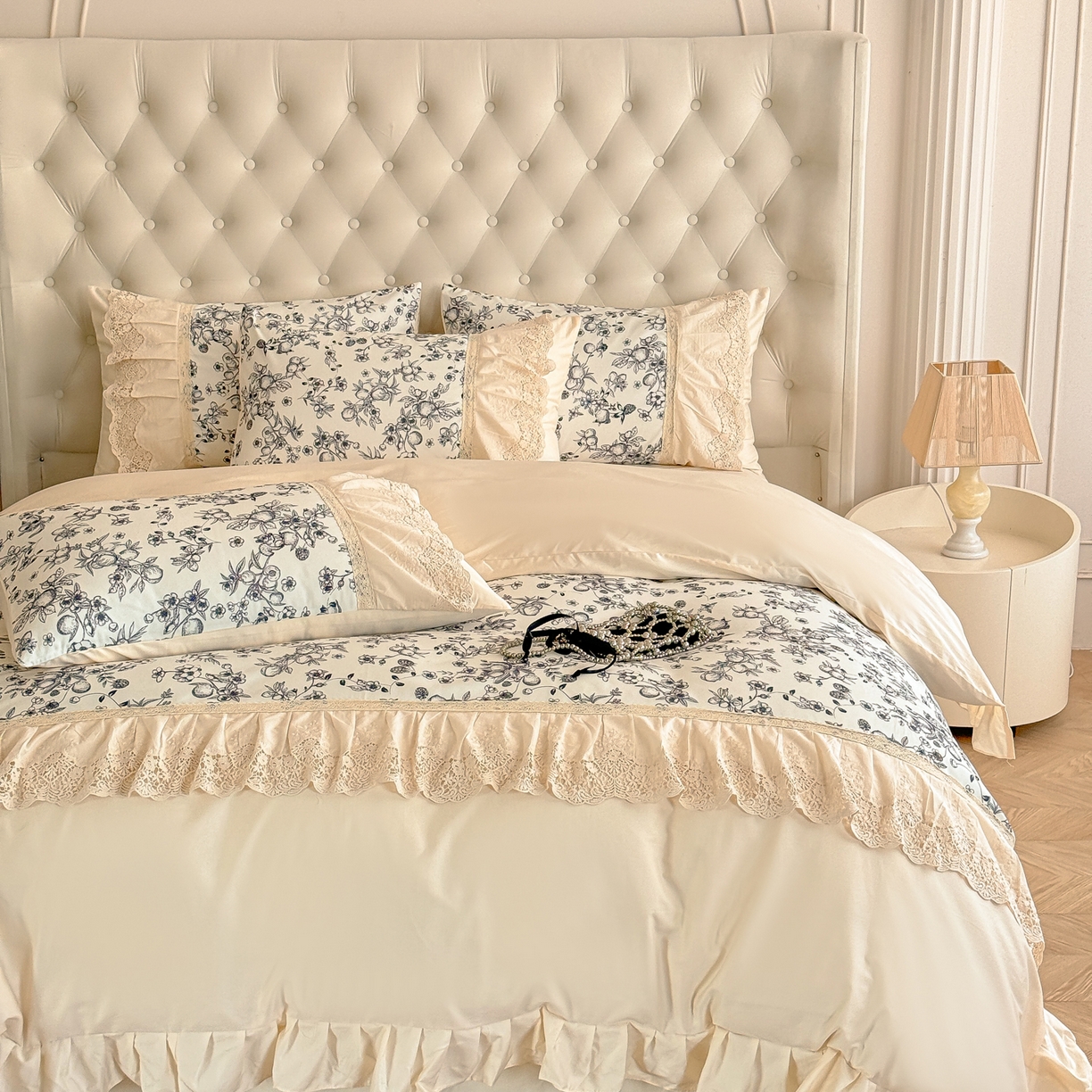 91家纺网 家纺一手货源 找家纺 置顶家纺 2025秋冬新品法式亲肤花边拼接四件套 爱蜜莉-奶昔白