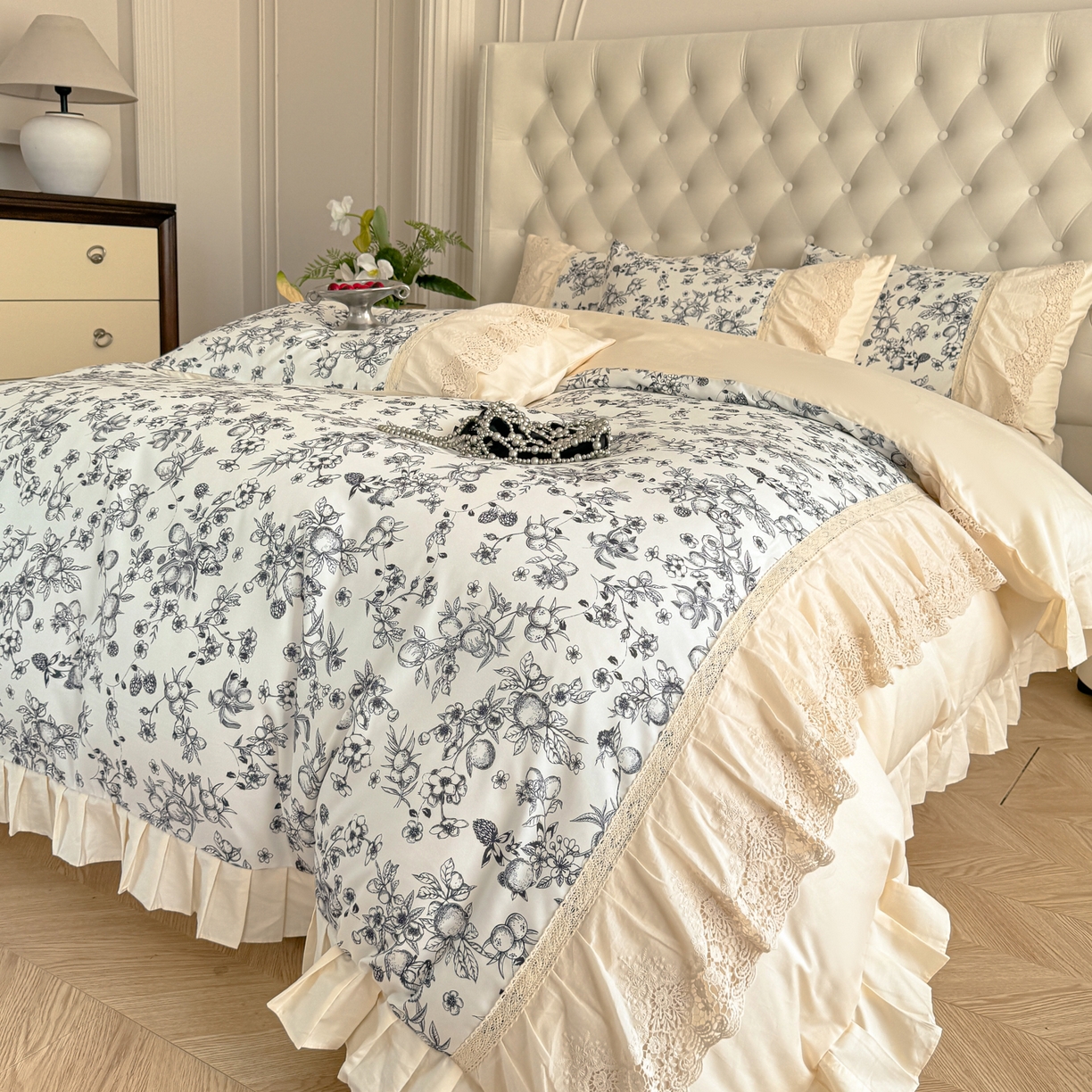 91家纺网 家纺一手货源 找家纺 置顶家纺 2025秋冬新品法式亲肤花边拼接四件套 薇安妮-奶昔白