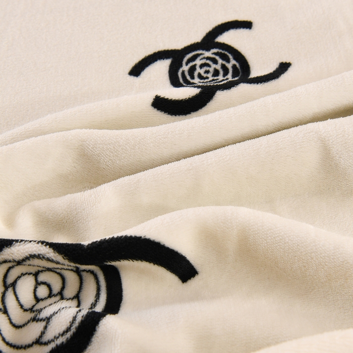 91家纺网 家纺一手货源 找家纺 2025新款高克重8斤金貂绒牛奶绒四件套 山茶花