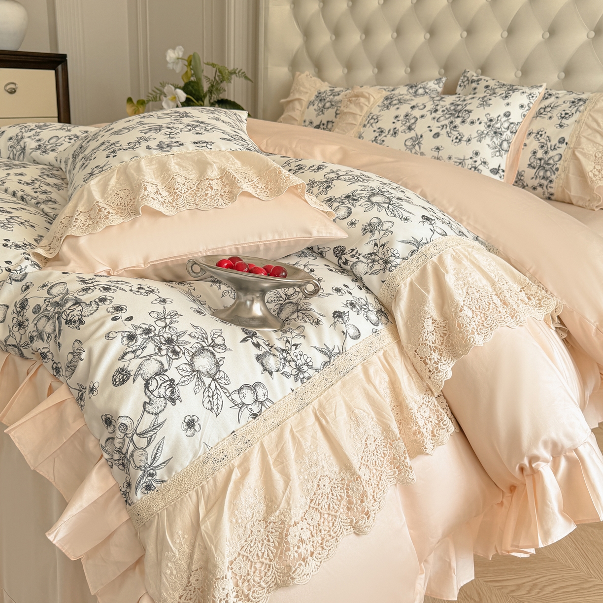 91家纺网 家纺一手货源 找家纺 置顶家纺 2025秋冬新品法式亲肤花边拼接四件套 薇安妮-奶咖