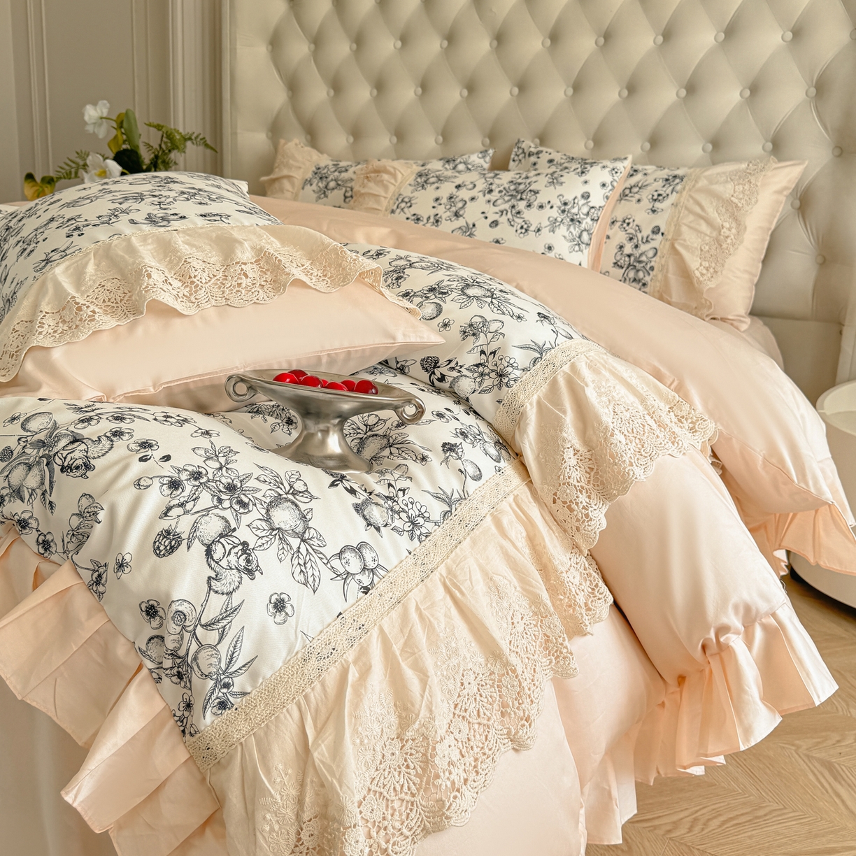 91家纺网 家纺一手货源 找家纺 置顶家纺 2025秋冬新品法式亲肤花边拼接四件套 薇安妮-奶咖